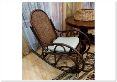 Кресло–качалка 05/17 со светлой подушкой на сиденье из ротанга с подножкой 