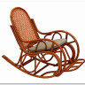 Кресло–качалка 05/17 со светлой подушкой на сиденье из ротанга с подножкой } заказать в Курске по цене 30 500 руб. с доставкой в Курск